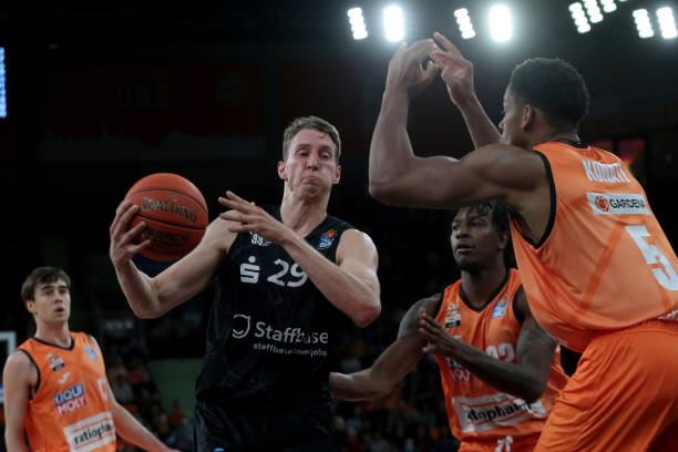 判为防守犯 判为防守犯